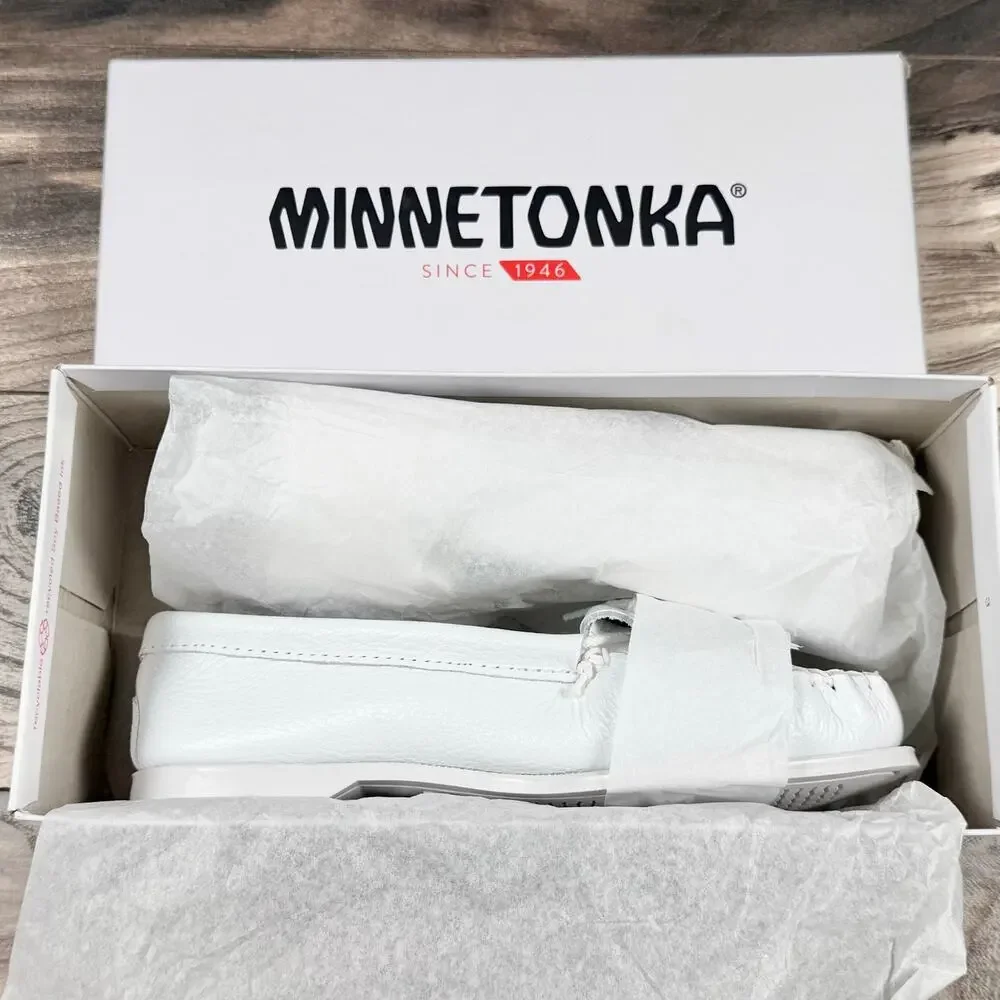 NIB Minnetonka 9 Thunderbird Boat Moccasin Flats Loafers White Smooth Leather - Picture 10 of 11